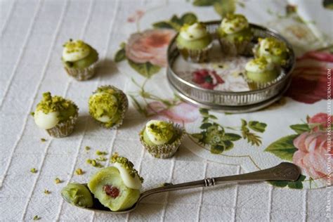 Трюфели из белого шоколада с фисташками | Food, Food and drink ...