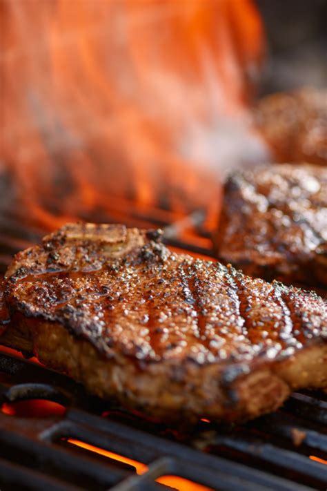 GRILLED STEAK WITH RED WINE SAUCE