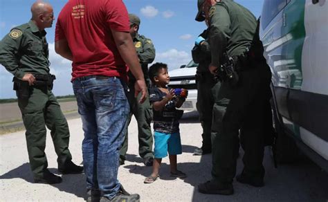 Niño ecuatoriano abandonado en frontera está en un albergue