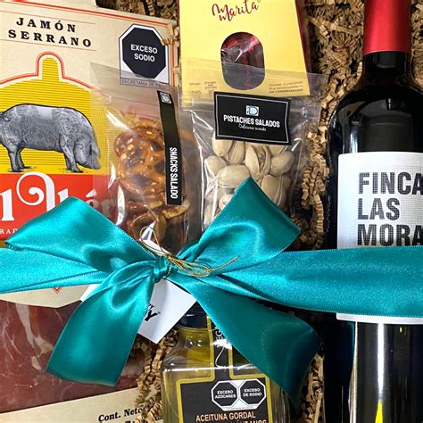 Regalo Especial Con Vino Tinto Y Snacks Gourmet