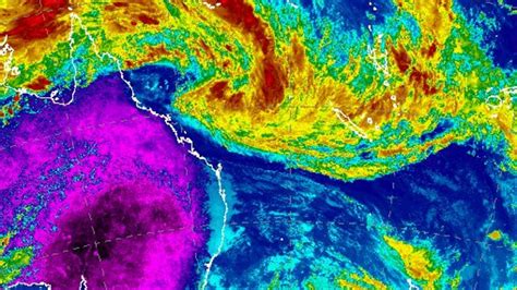 Qld Weather 400mm Deluge Dangerous Storm Surge In Cyclone Kirrily