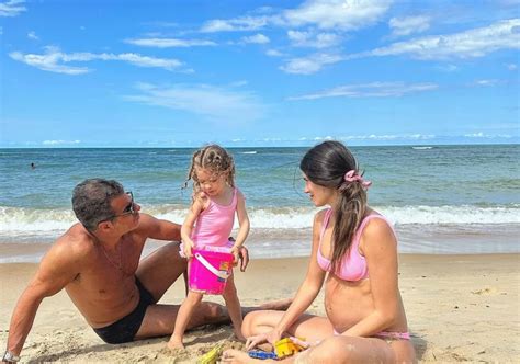 Álvaro Garnero curte férias em Arraial dAjuda ao lado da família