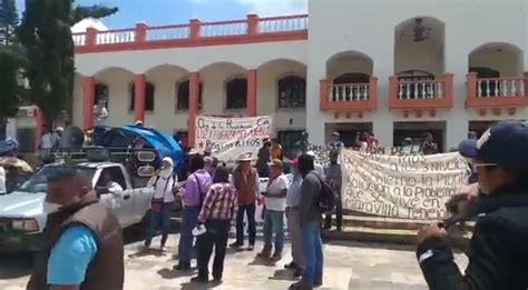 Ind Genas Tzeltales Queman Cami N Con Propaganda Del Pvem En Chiapas