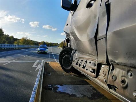 Unfall Beim Abbiegen Zwei Verletzte Auf Der B64 Bei Brakel Nw De