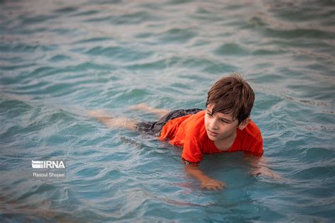 Irna English Children Swimming In Isfahans Naghsh E Jahan