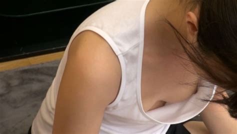 貧乳コンプレックスを抱えている女子は、浮きブラ乳首に即ボッキしただけで「こんな胸でもいいの？」とウルんだ眼で求めてくる！ Vol3