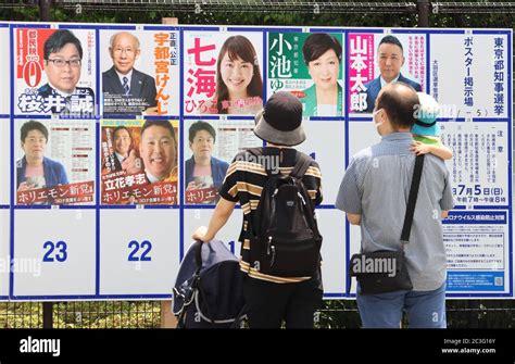 Tokio Japón 20 de junio de 2020 Los votantes verifican los carteles