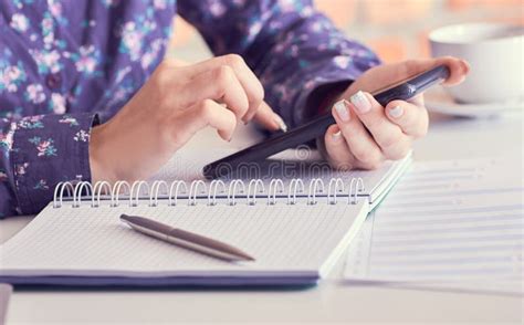 Primer De Manos Femeninas Usando El Tel Fono Elegante Mientras Que