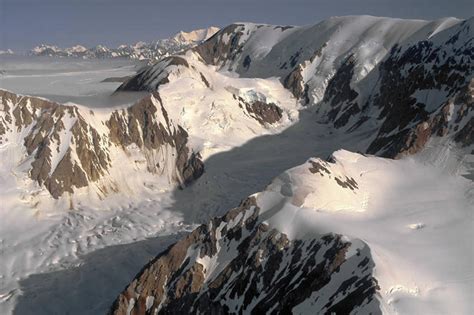 无人横图俯视航拍室外白天旅游度假美景山山脉雪全球变暖美国加拿大冰景观山顶褐色娱乐白色自然享受休闲