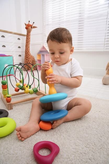 Lindo Beb Jugando Con Juguetes En El Suelo En Casa Foto Premium