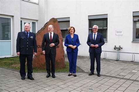 Olaf Scholz Besucht Polizeipr Sidium Bundeskanzler Bedankt Sich Von