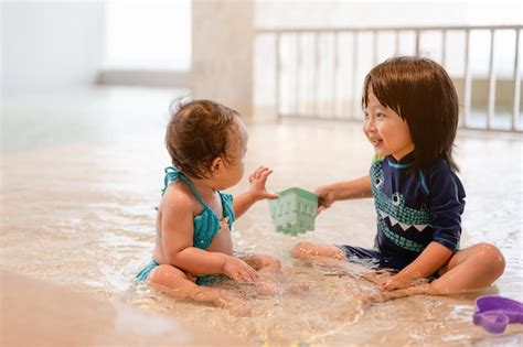 Dos Ni Os En La Piscina Los Ni Os Nadan En El Interior Foto Premium