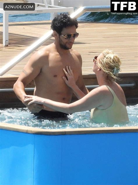 Sandra Lee Sexy Seen Flaunting Her Hot Bikini Body On The Poolside In Cernobbio AZNude