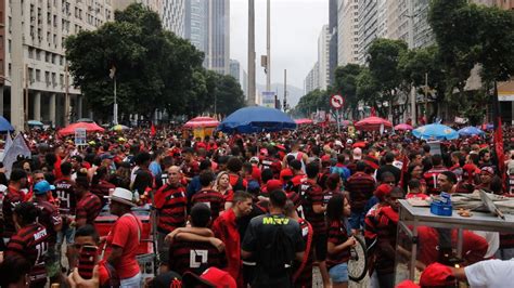 Pm E Torcedores Se Enfrentam Em Confus O Ap S Desfile Do Flamengo