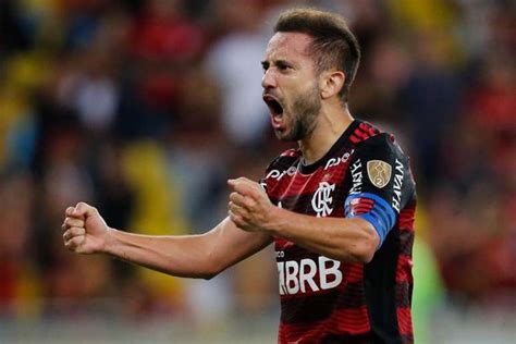 Em nova função Everton Ribeiro cresce de produção no Flamengo e volta