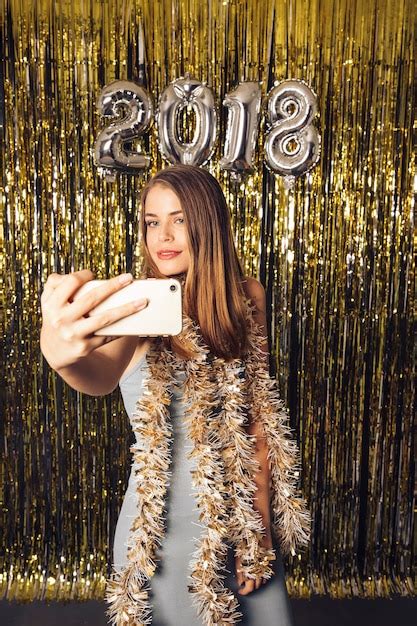 Jeune Fille Blonde Prenant Selfie Sur La Célébration Du Nouvel An Photo Gratuite