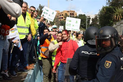 Cargas Policiales Y Lanzamientos De Objetos A La Llegada Al Puerto De