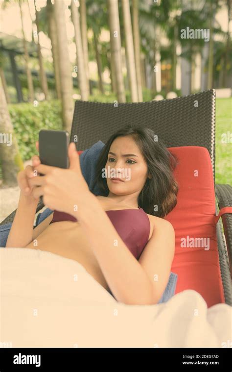 Belle jeune fille bikini Banque de photographies et dimages à haute résolution Alamy