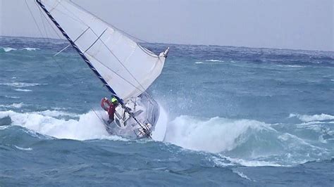 CHAVIRAGE ET COLLISION ÉVITÉE DE JUSTESSE D UN VOILIER À CAPBRETON