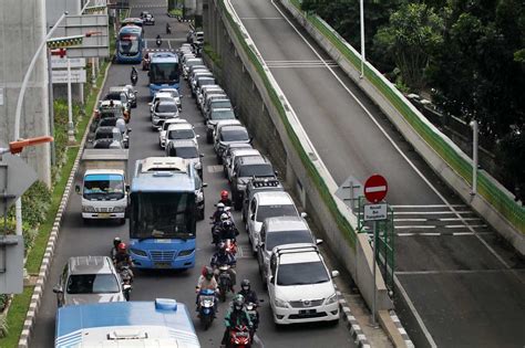 Foto Parkir Sembarangan Di Bahu Jalan Kian Marak Di Ibukota