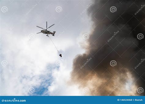 O Helic Ptero Do Salvamento Deixa Cair A Gua Extingue O Fogo Foto De