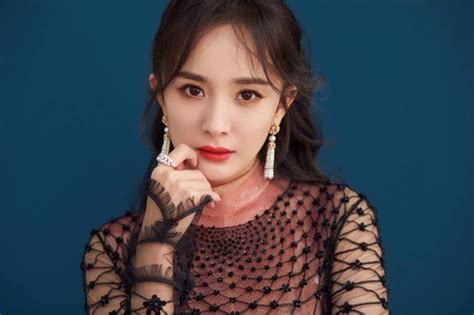 Không đi thảm đỏ Dương Mịch vẫn hot xình xịch nhờ chiếc đầm xuyên thấu gợi cảm khiến fan xịt