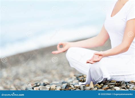 Main De Femme M Ditant Dans Une Pose De Yoga Sur La Plage Photo Stock