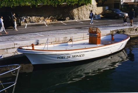 Construction De Bateaux De Servitudes En Polyester A Cassis