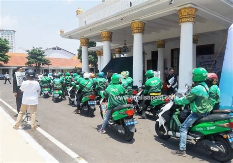 Pengendara Konvoi Motor Listrik Perkenalkan Kendaraan Ramah