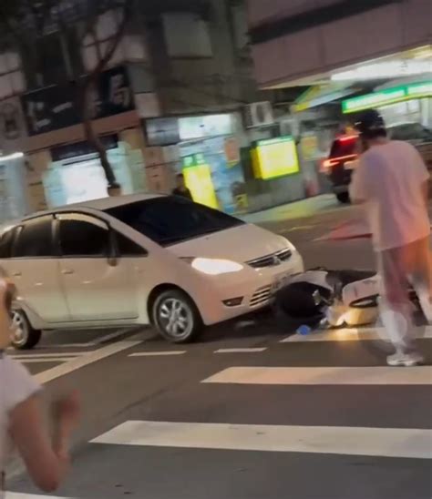 （有片）驚悚！轎車撞倒機車繼續開 路人攔下駕駛自曝「太累打瞌睡」