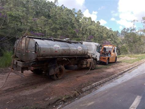 Caminhão tomba na BR 262 e carga de leite se espalha na pista