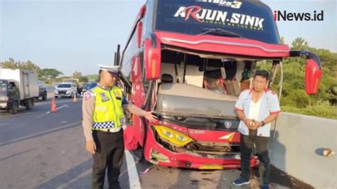 Gagal Menyalip Bus Tabrak Truk Di Tol Cipali