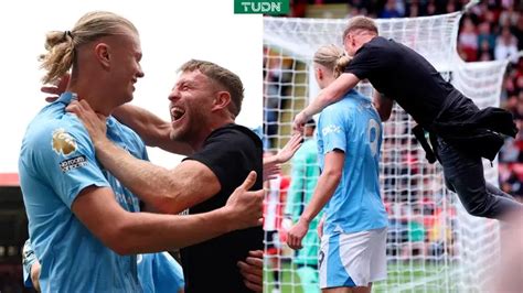 Momento Pico Haaland Festeja Gol Con Fan Que Invadi La Cancha