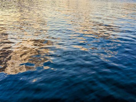 Reflejos De La Luz Solar En El Agua De Mar Rizada Foto De Archivo