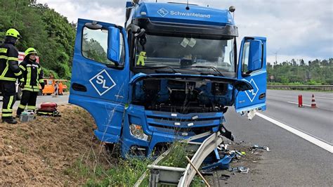 Unfall Auf Der A Lastwagen Prallt In Leitplanke