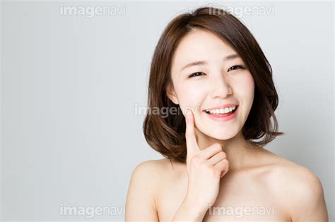 【指を頬に当てた若い女性】の画像素材 31194965 写真素材ならイメージナビ