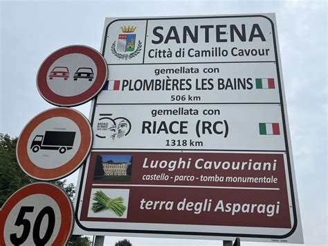 Santena posizionati i cartelli dei gemellaggi con Riace e Plombières