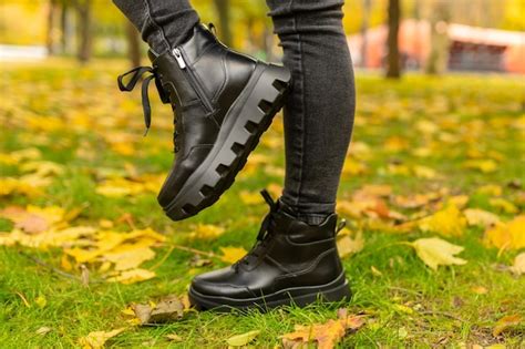 Una Mujer Con Botas Negras Con Cordones Negros Se Para Sobre La Hierba