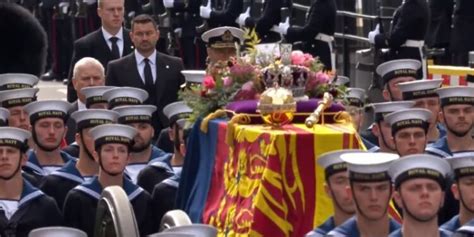 Caixão da rainha Elizabeth 2 segue para Castelo Windsor onde