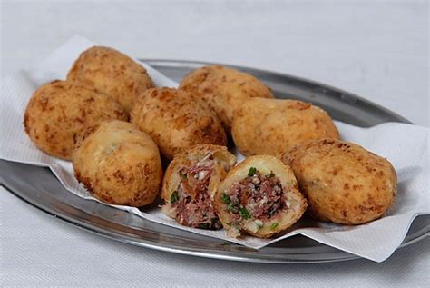 APERITIVO Aprenda uma receita incrível de bolinho de macaxeira