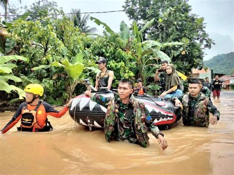 Cepat Tanggap Brigif Marinir Di Lampung Bantu Warga Terdampak Banjir