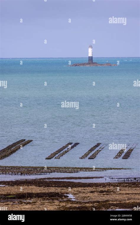 Le phare du Sénéquet se trouve sur le rocher du même nom à 3 8 km au