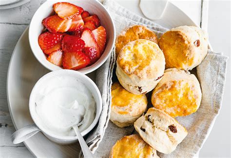 Scones Mit Marinierten Erdbeeren Und Vanilleobers Frisch Gekocht