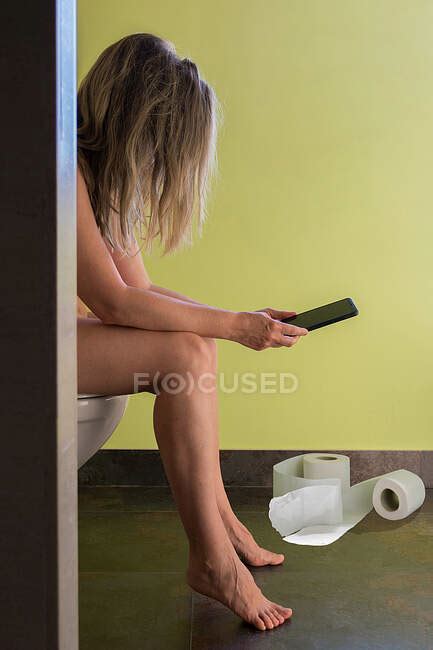 Blonde Femme Nue Sur Les Toilettes Regarder T L Phone Alors Qu Elle