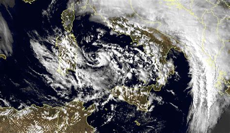 Allerta Meteo Il Ciclone Sul Basso Tirreno Vento Da Uragano