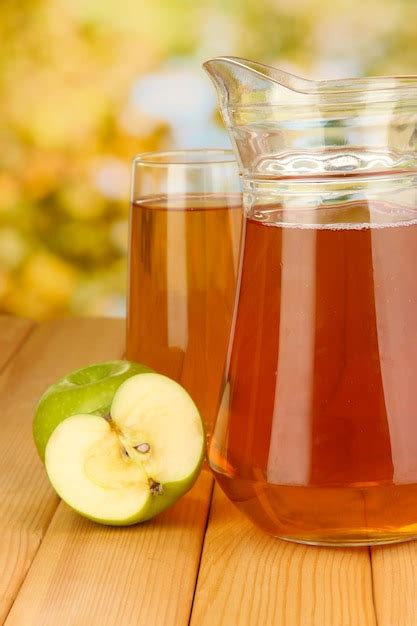 Vaso Lleno Y Jarra De Jugo De Manzana Y Manzanas En La Mesa De Madera