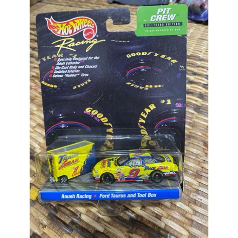 Hot Wheels Nascar Pit Crew Roush Racing 9 Track Gear Ford Taurus And