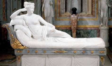 Si Siede Sulla Paolina Borghese Del Canova Per Un Selfie E La Danneggia