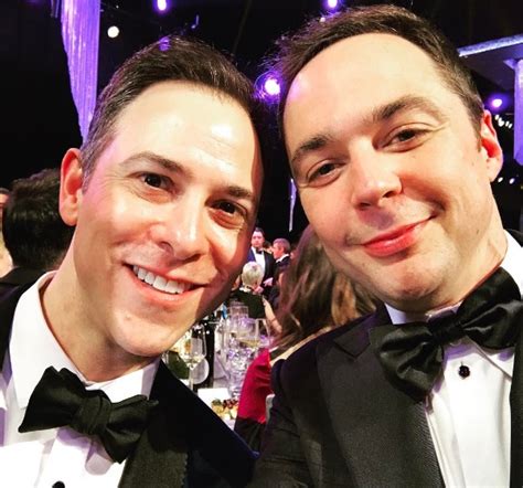 Jim Parsons De The Big Bang Theory Se Casa Todd Spiewak Jovem Pan