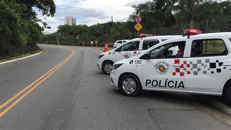 Motorista de aplicativo dorme ao volante invade calçada e atropela